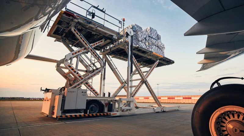 Аэропорт, самолет, трап