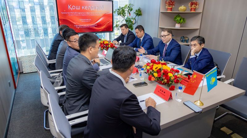 Арман Шаккалиев на переговорах с представителями Fujian Hengwang Investment  