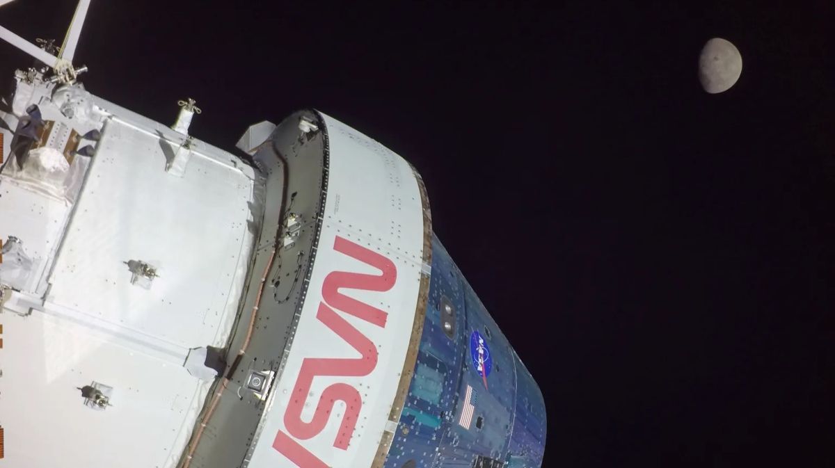 Снимок Луны с космического корабля Orion Луна