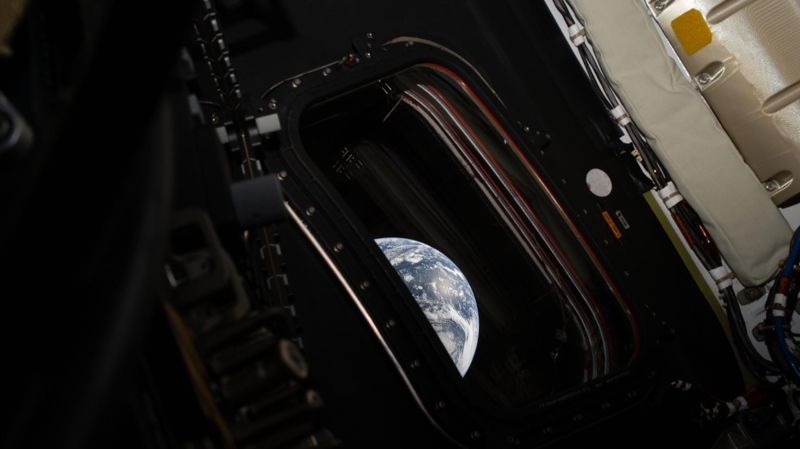 Миссия Artemis II с четырьмя астронавтами приближается к Луне