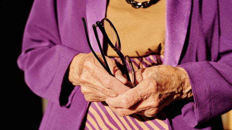 Руки пожилой женщины