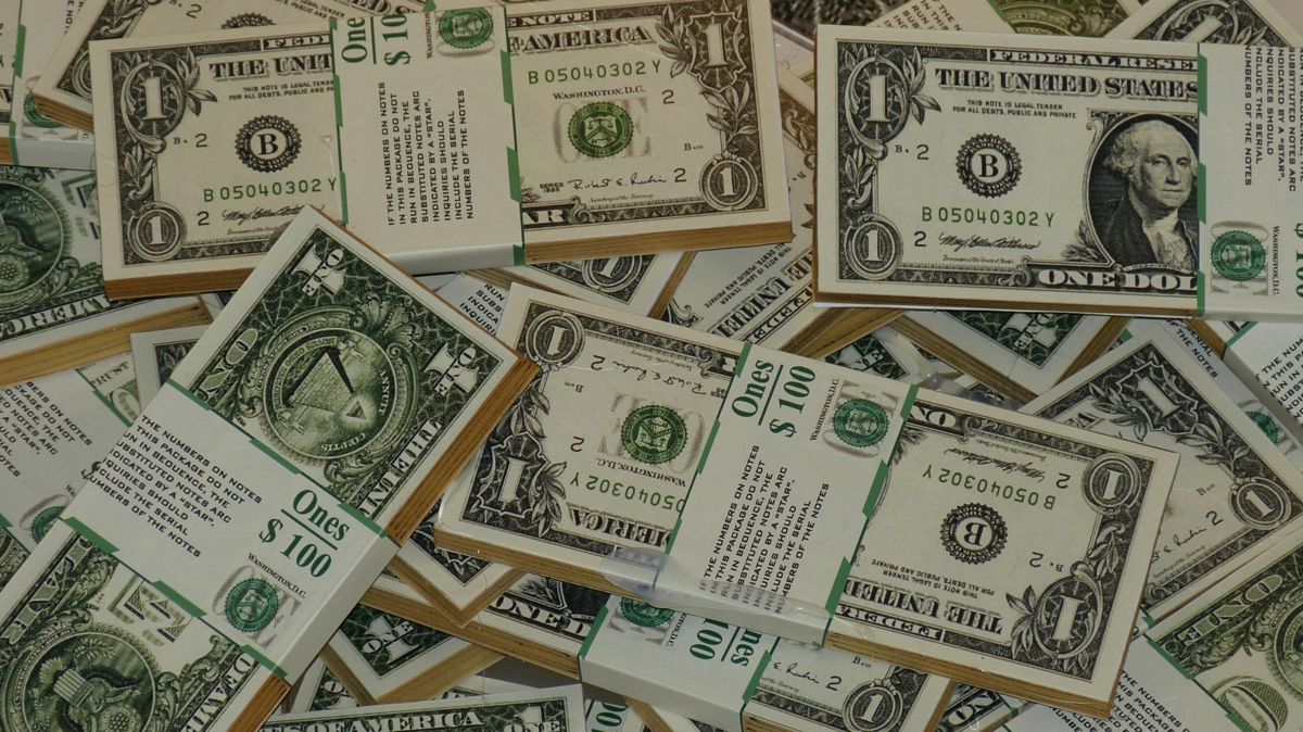 Доллар потерял почти 3 тенге за сутки