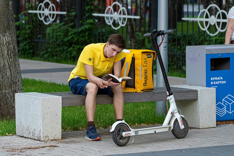 Обложка: В Yandex Qazaqstan раскритиковали идею почасовой оплаты для курьеров и таксистов