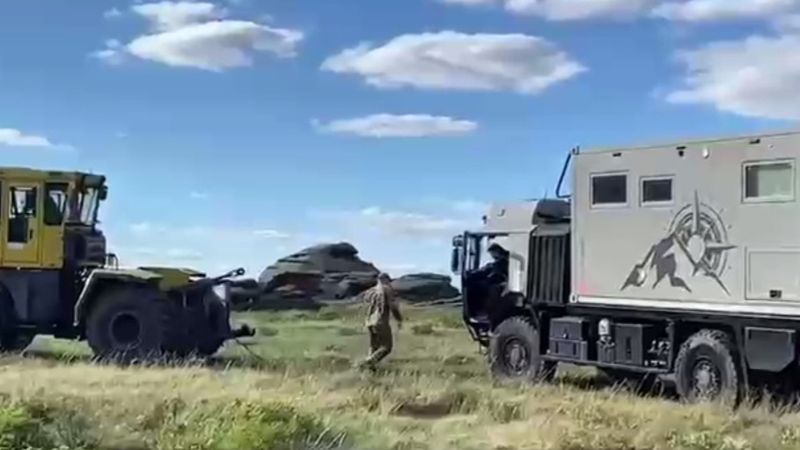 Голландские путешественники застряли в солончаках Баянаула