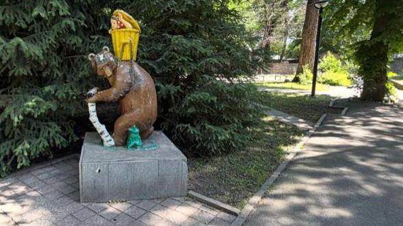 Скульптура медведя в ЦПКиО Алматы 