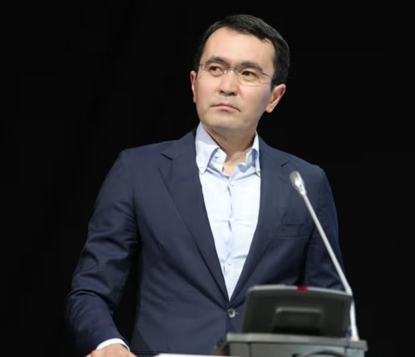 Ержан Еркинбаев на общественных слушаниях.