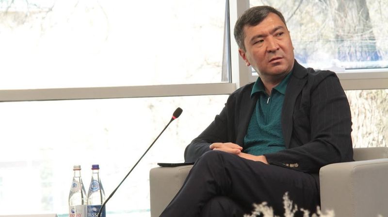Жумабек Жаныкулов сидит в кресле
