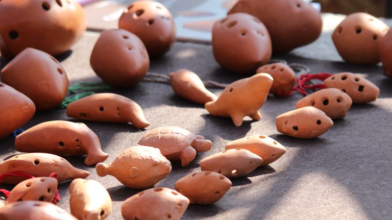 Свистульки из глины лежат на столе