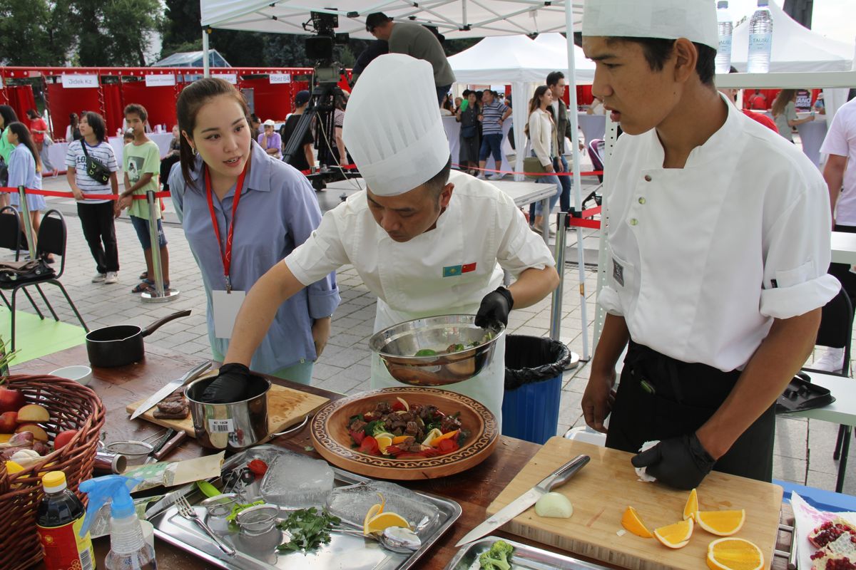 Повара соревнуются на фестивале Almaty Food Fest 2024
