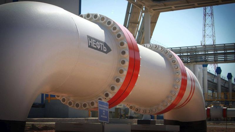 Труба с надписью нефть