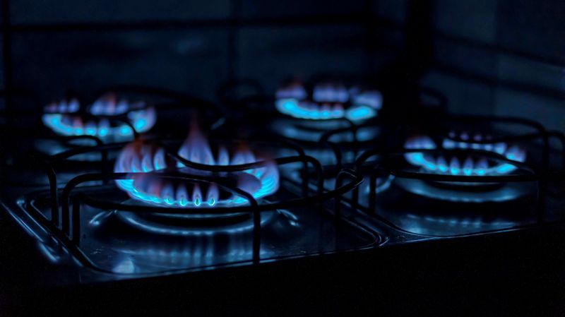 Газовая плита на которой горят конфорки синим пламенем