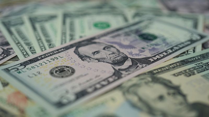 Доллар в свободном падении: курс тенге продолжает крепнуть
