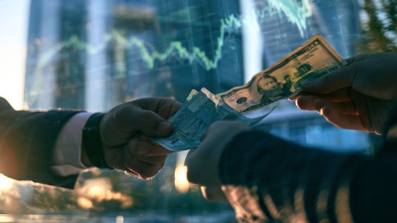 Доллар подешевел после роста недавних дней