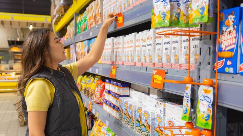 продавец в супермаркете, скидки, ритейл